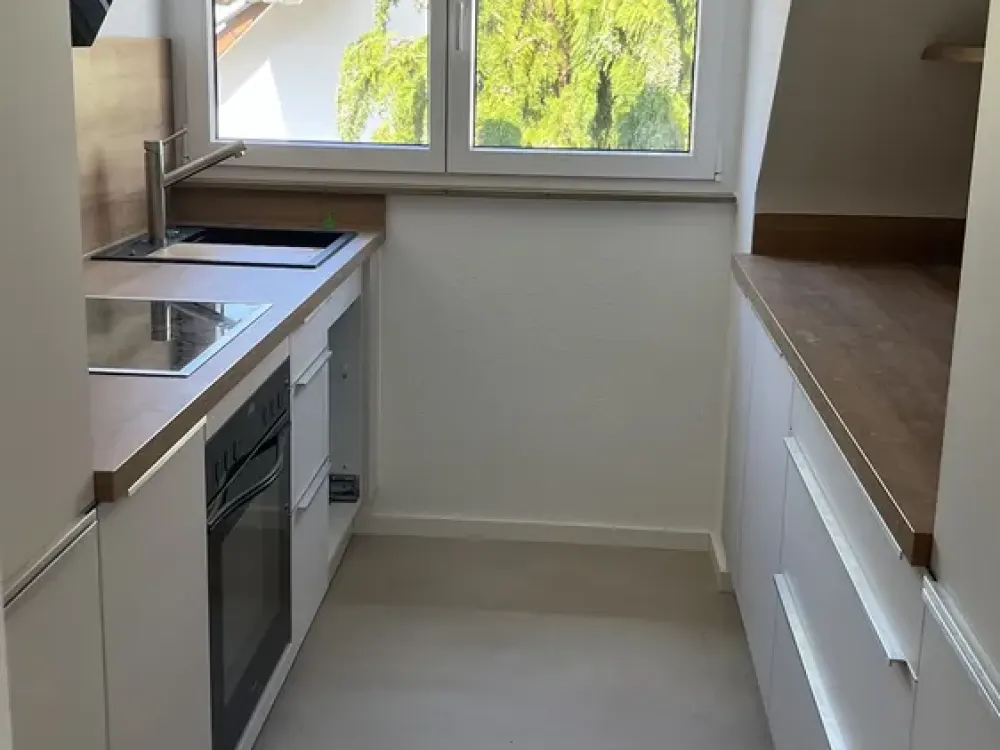 Erstbezug nach Kernsanierung: 2-Zi.-DG-Wohnung mit Südbalkon & Stuttgart-Blick
