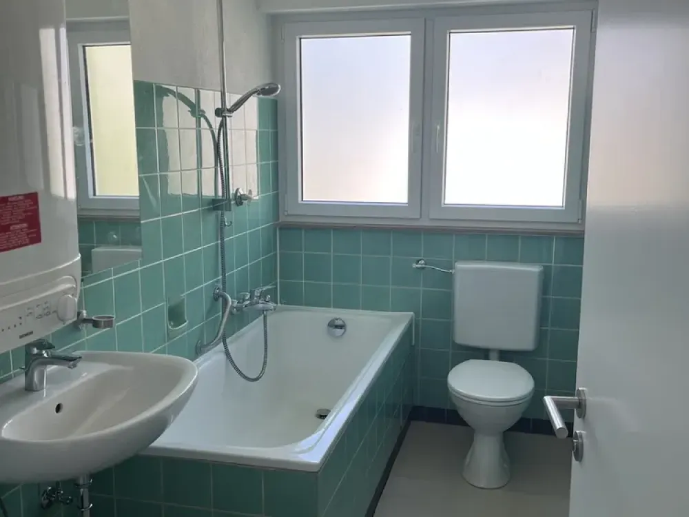 Erstbezug nach Kernsanierung: 2-Zi.-DG-Wohnung mit Südbalkon & Stuttgart-Blick