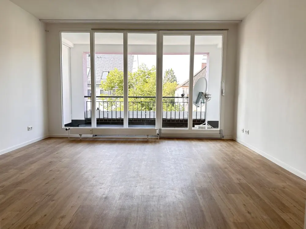 Neusanierte helle 1-Zimmer-Wohnung mit Balkon