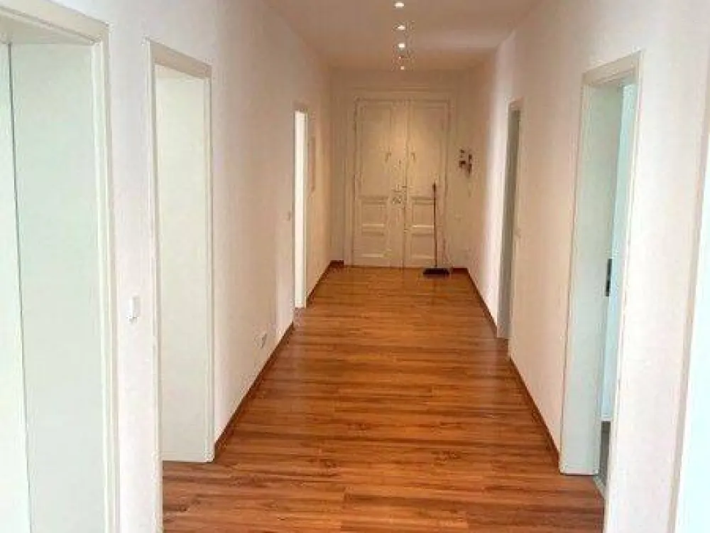 5 Raum Wohnung mit Balkon in Sanierung