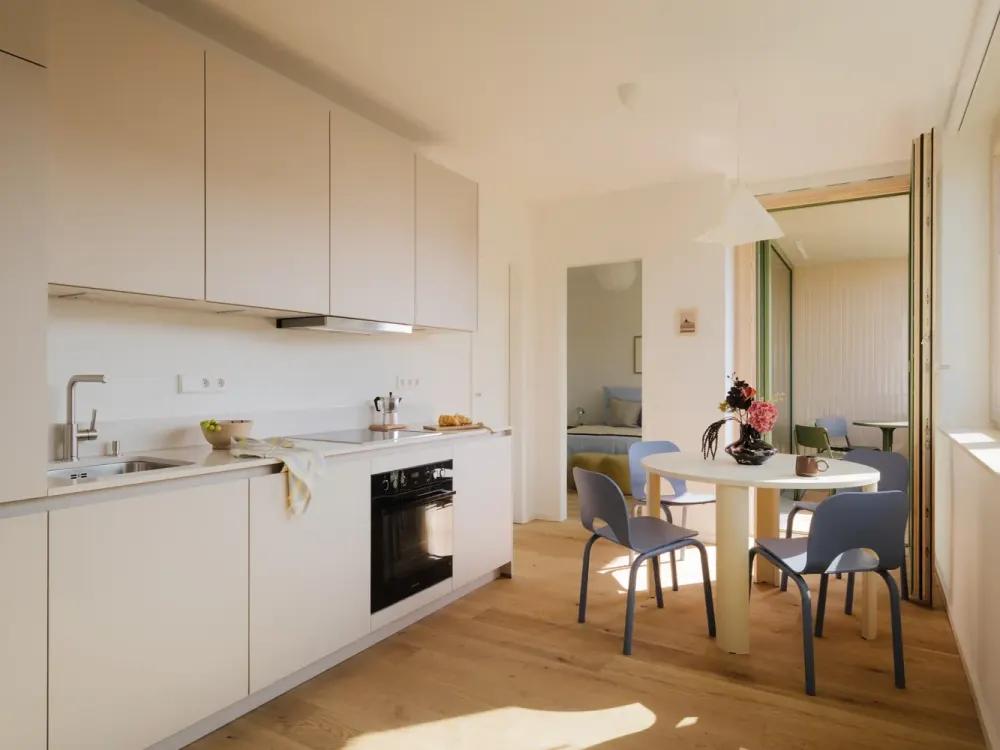 Gemütliche 2 Zimmer Wohnung im Westend! Einbauküche, Balkon und Duschbad