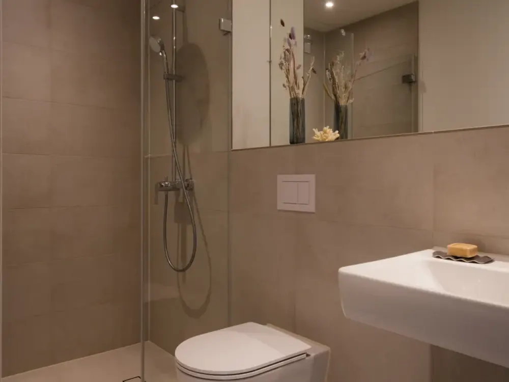 Gemütliche 2 Zimmer Wohnung im Westend! Einbauküche, Balkon und Duschbad