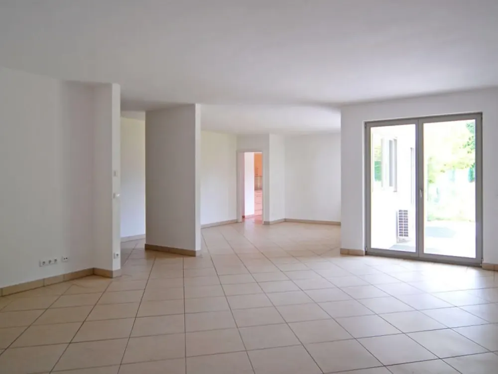 Maisonettewohnung über EG & UG mit großzügigem Wohnbereich und Hobbyraum im Souterrain, Grünwald