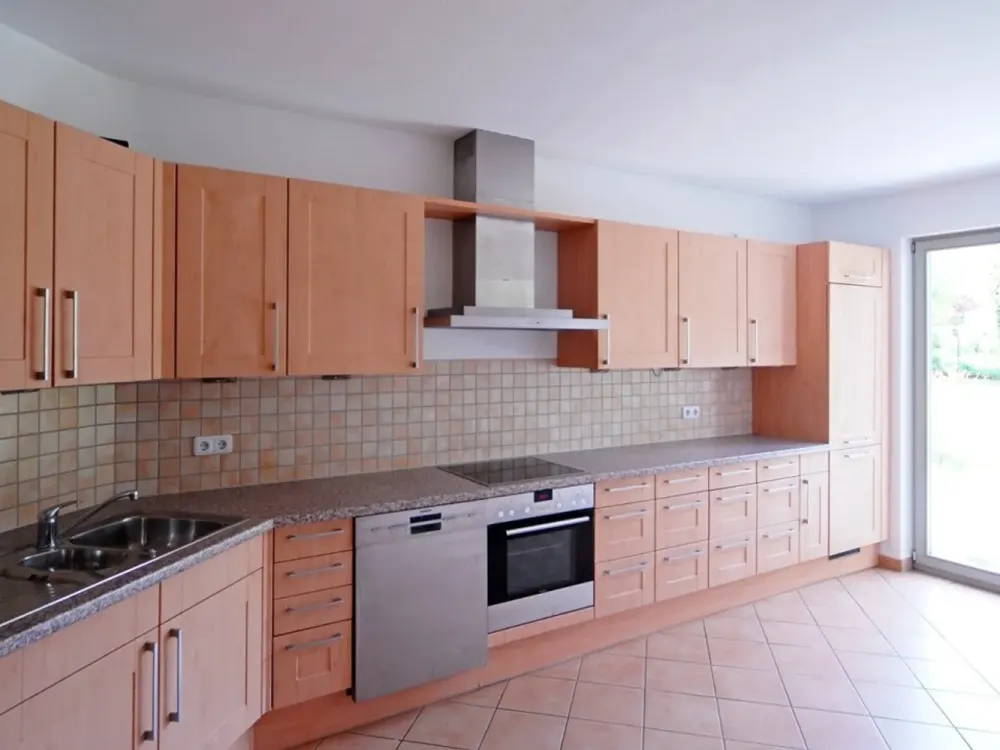 Maisonettewohnung über EG & UG mit großzügigem Wohnbereich und Hobbyraum im Souterrain, Grünwald