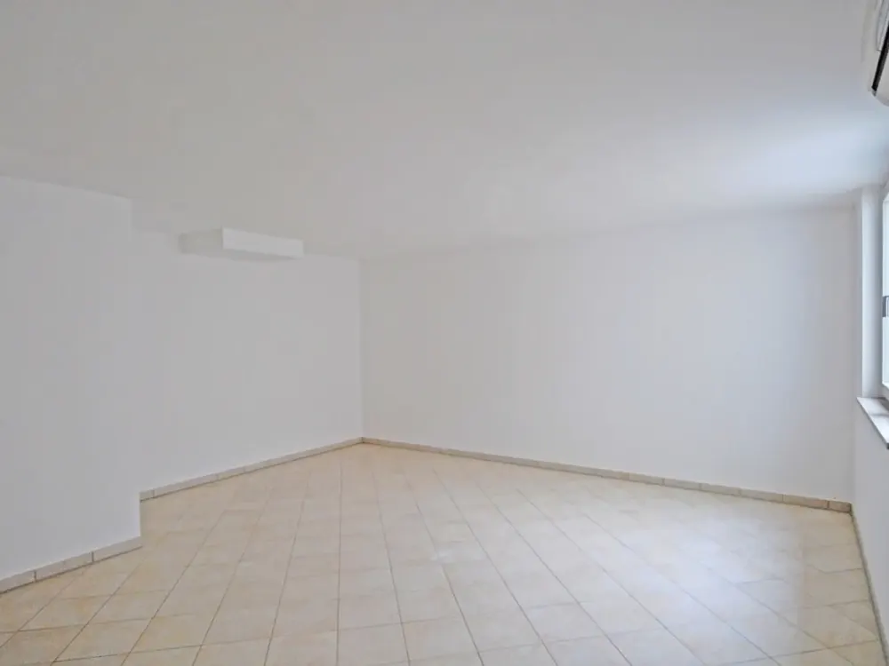 Maisonettewohnung über EG & UG mit großzügigem Wohnbereich und Hobbyraum im Souterrain, Grünwald