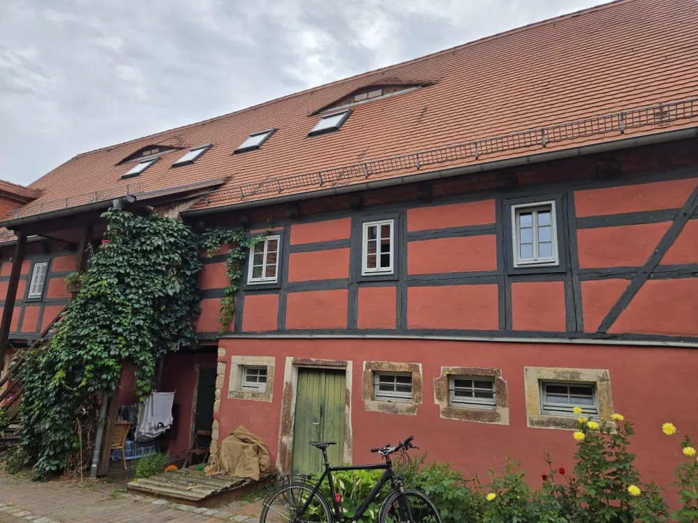Einzigartig wohnen in Coswig - außergewöhnliche Maisonette mit 2 Balkonen & Garten direkt an der Elbe