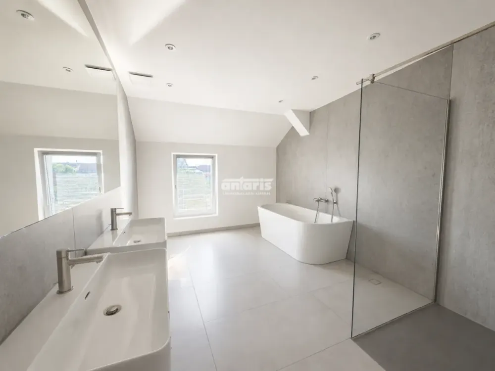 antaris Immobilien GmbH ** Old Town Charm Meets Living Comfort, 4 Rooms in the Heart of Erfurt! **
