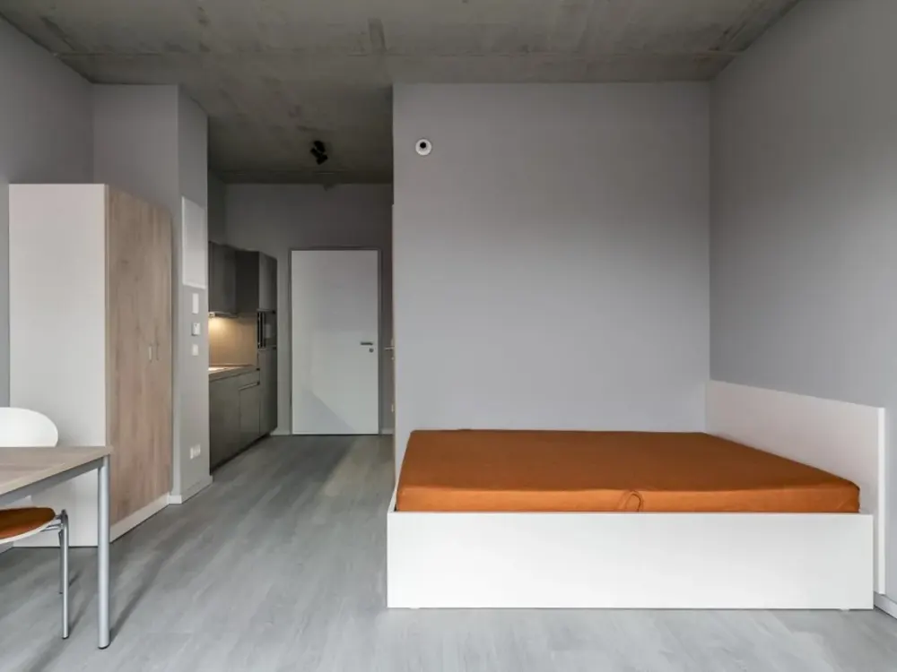 Kompaktes Apartment in Pankow: Ein Zimmer mit Weitblick in den vierten Stock