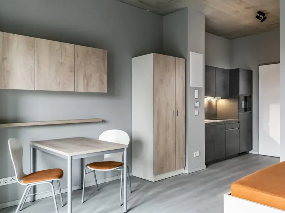 Kompaktes Apartment in Pankow: Ein Zimmer mit Weitblick in den vierten Stock