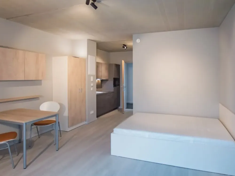 Kompaktes Apartment in Pankow: Ein Zimmer mit Weitblick in den vierten Stock