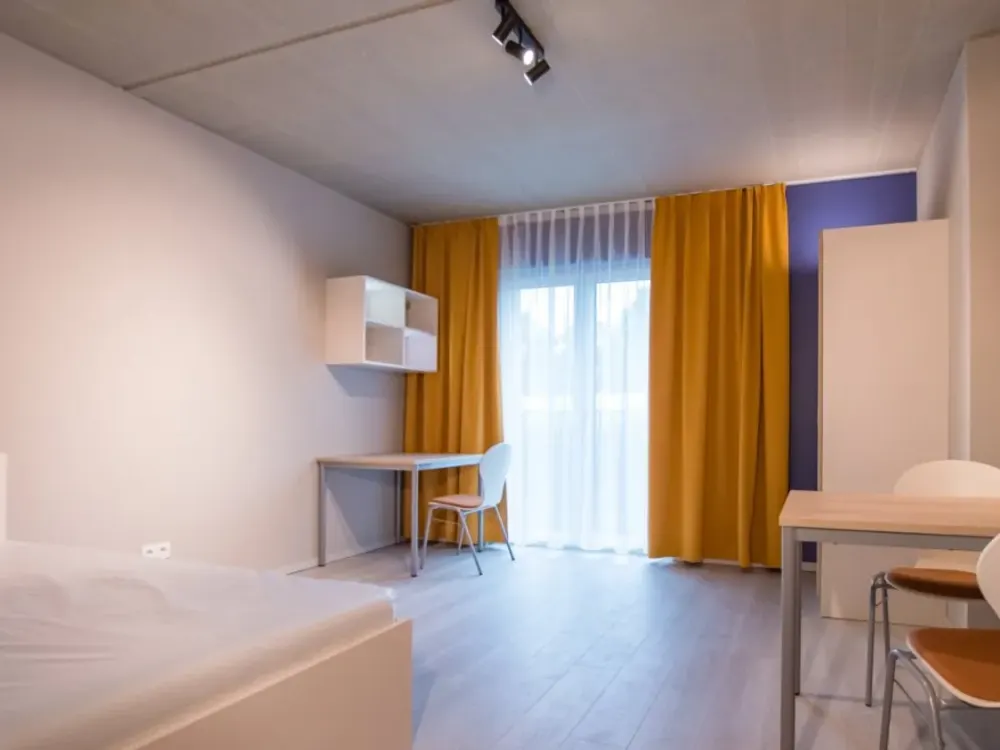 Kompaktes Apartment in Pankow: Ein Zimmer mit Weitblick in den vierten Stock