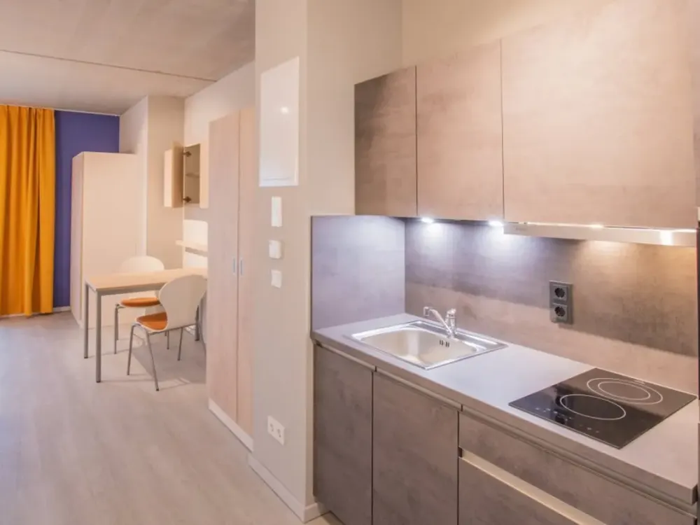 Kompaktes Apartment in Pankow: Ein Zimmer mit Weitblick in den vierten Stock