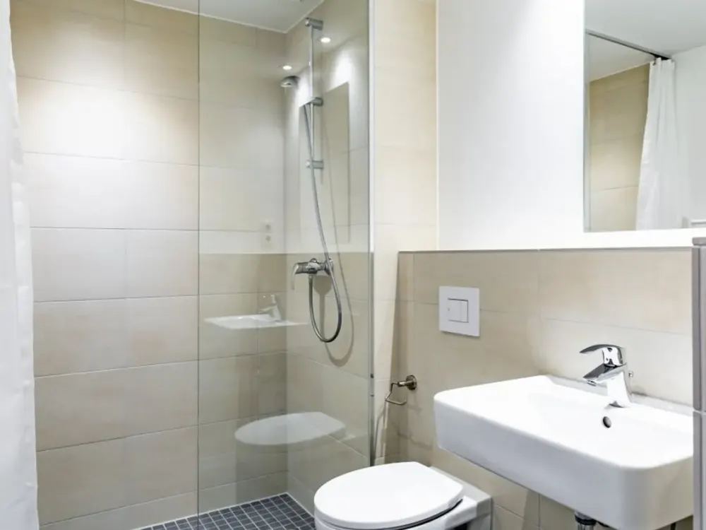 Kompaktes Apartment in Pankow: Ein Zimmer mit Weitblick in den vierten Stock