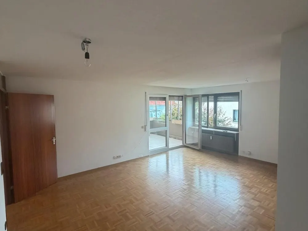2-Room Apartment with Balcony, Fitted Kitchen & Underground Parking in Esslingen