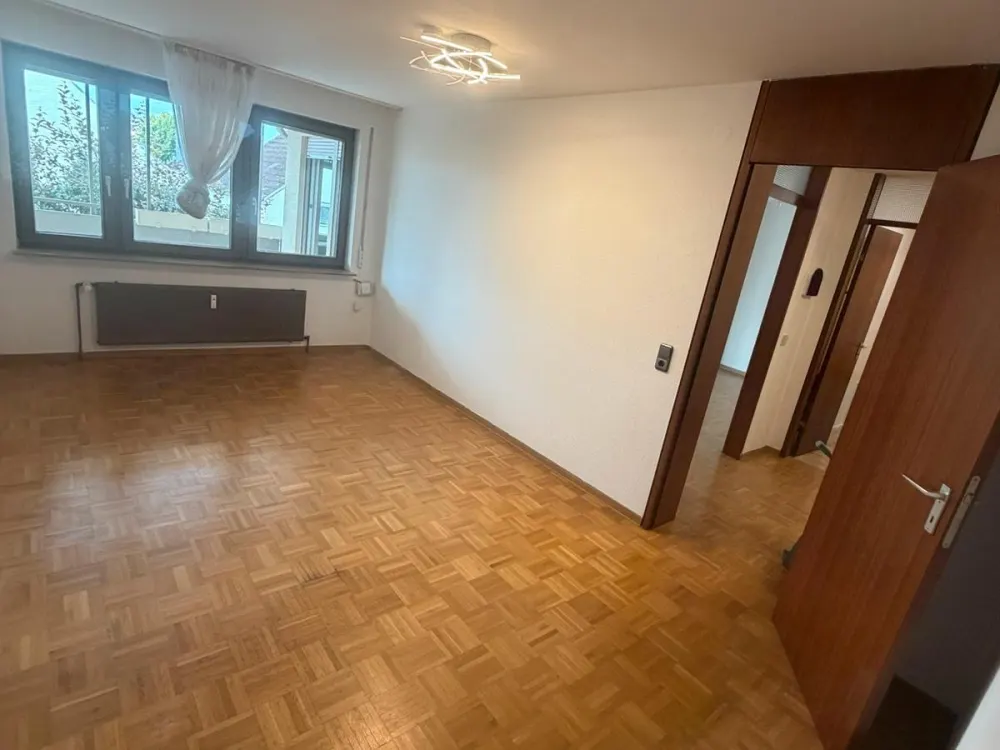 2-Room Apartment with Balcony, Fitted Kitchen & Underground Parking in Esslingen