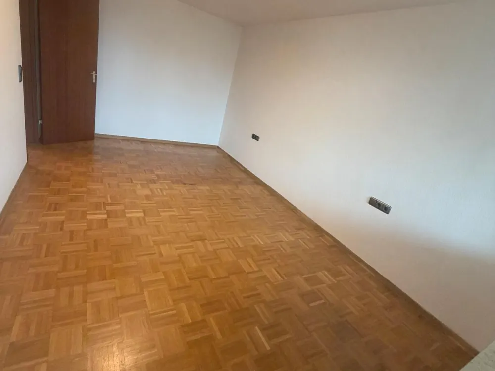2-Room Apartment with Balcony, Fitted Kitchen & Underground Parking in Esslingen