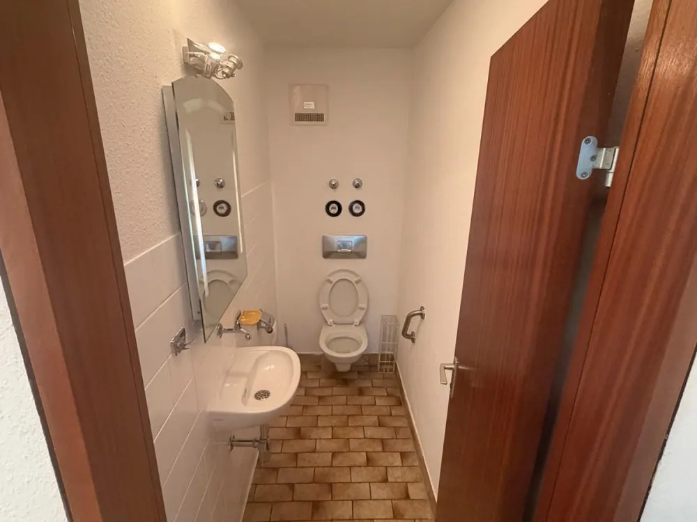 2-Room Apartment with Balcony, Fitted Kitchen & Underground Parking in Esslingen
