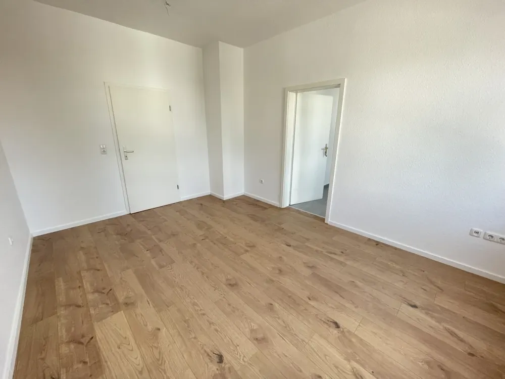 TOP LOCATION Renovated 2-Room Apartment with Balcony & Bathroom with Bathtub WE 02
