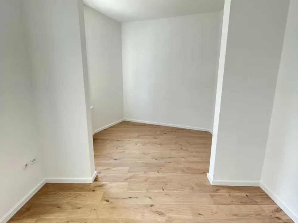 TOP LOCATION Renovated 2-Room Apartment with Balcony & Bathroom with Bathtub WE 02