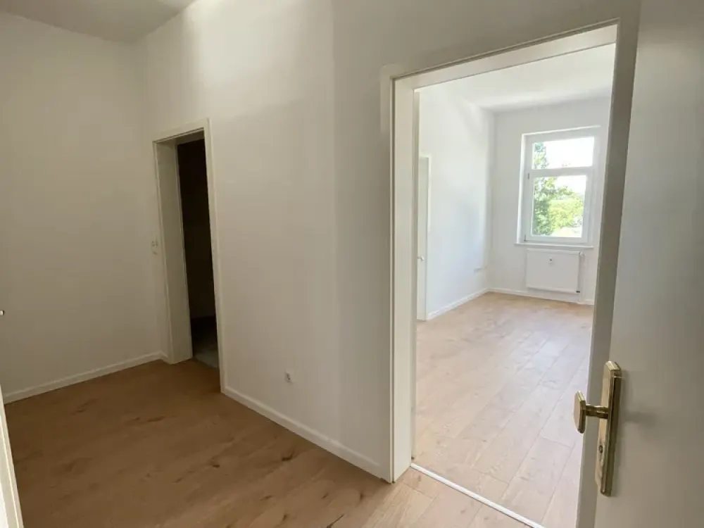 TOP LOCATION Renovated 2-Room Apartment with Balcony & Bathroom with Bathtub WE 02