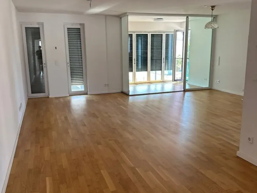 Modern 3-Room Apartment with Winter Garden.