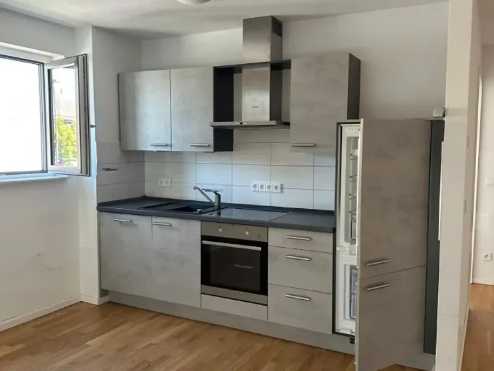 Modern 3-Room Apartment with Winter Garden.