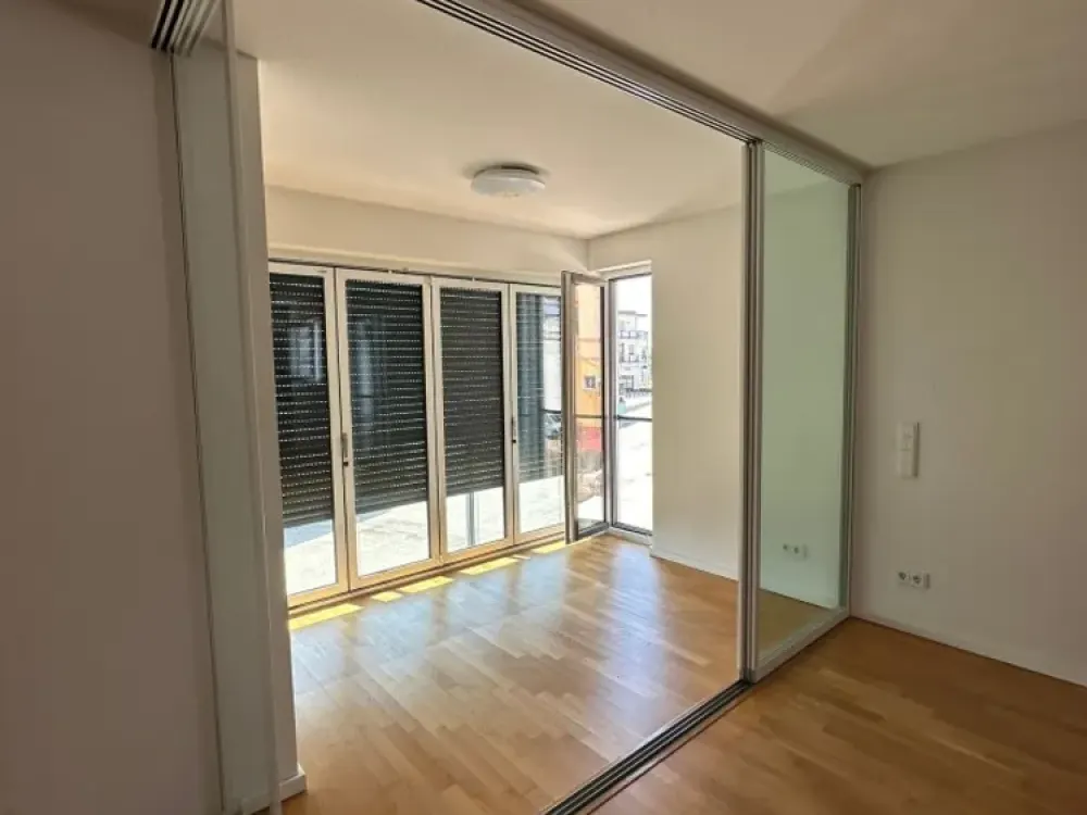Modern 3-Room Apartment with Winter Garden.