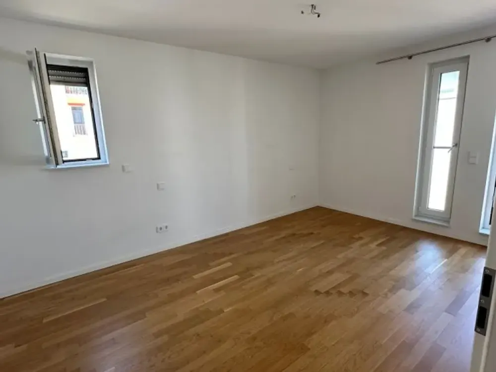 Modern 3-Room Apartment with Winter Garden.