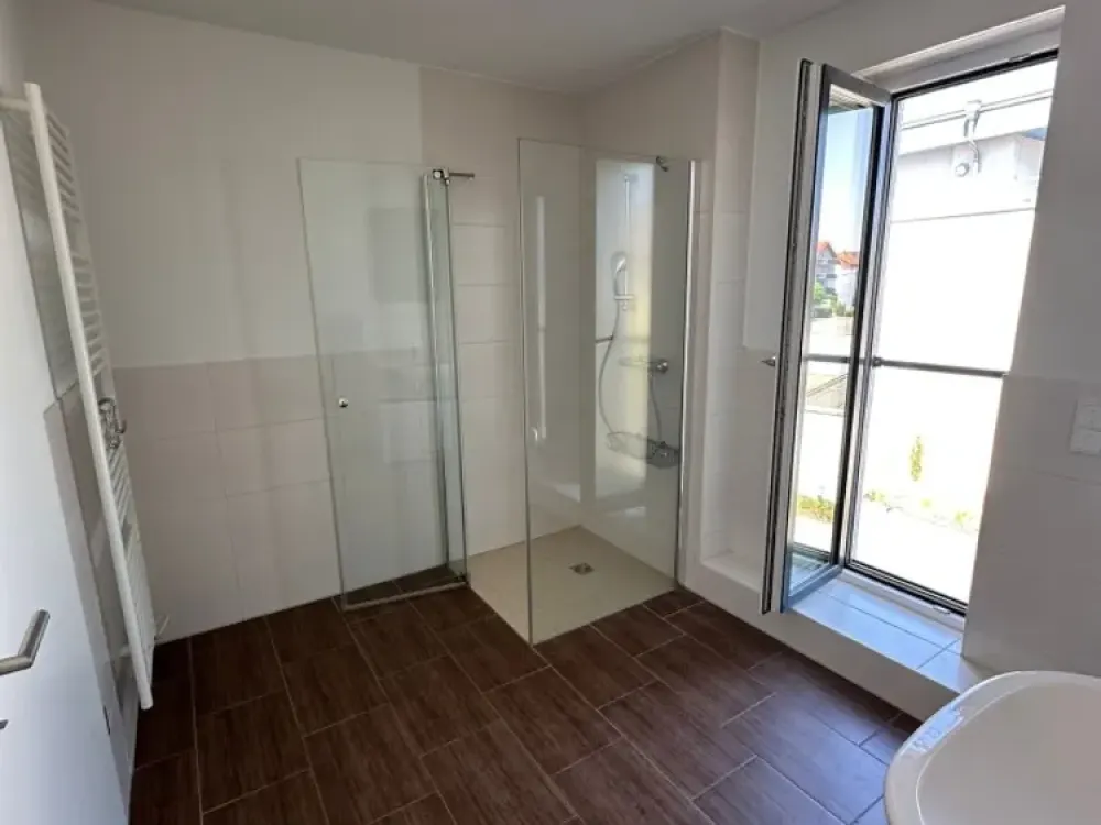 Modern 3-Room Apartment with Winter Garden.