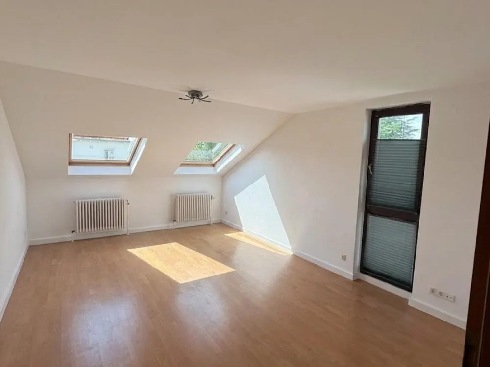 Moderne Wohlfühloase mit Loggia, EBK, neuwertigem Bad-Stammheim