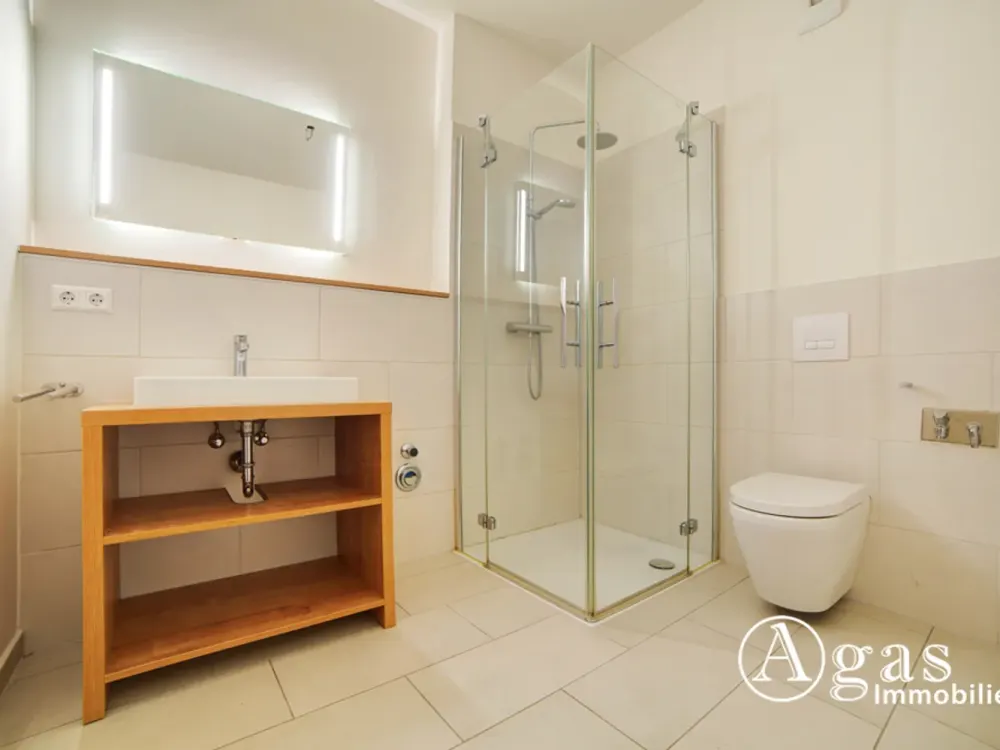 Gut geschnittene 2 Zimmer Wohnung ca. 40m², EBK, Fußbodenheizung und Balkon mit Weitblick in Mitte!