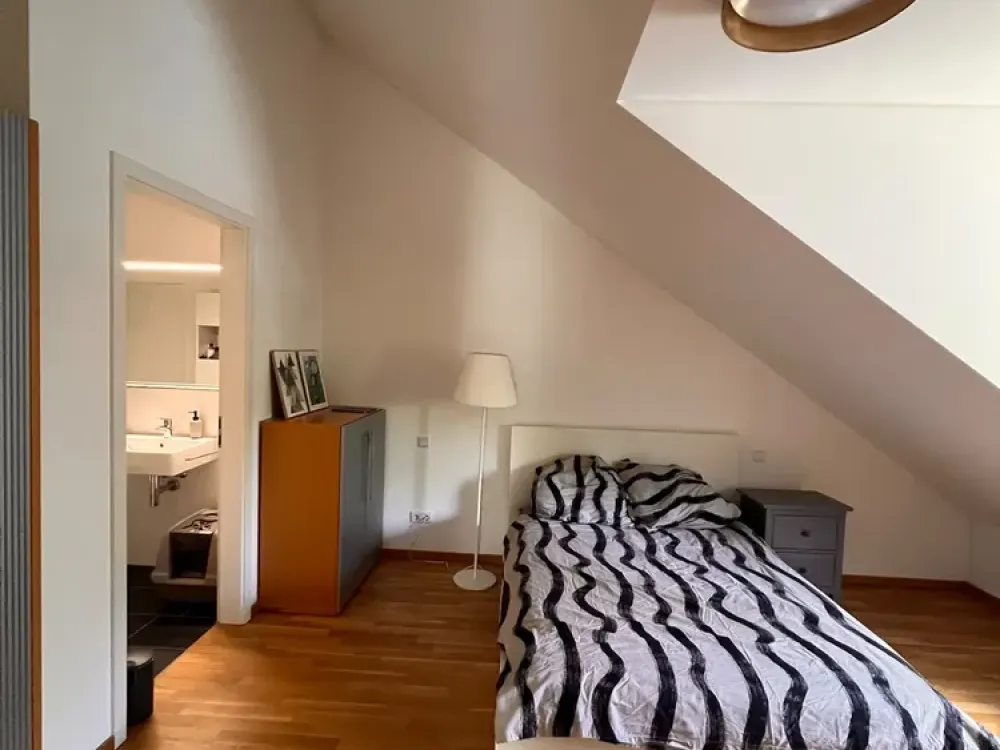 Wohnen mit Charakter: 2-Zimmer-Dachterrassen-Wohnung in München-Perlach