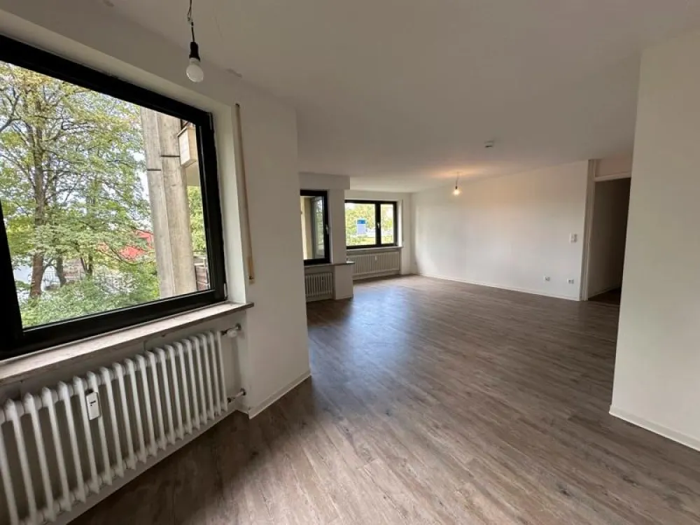 So viele Fenster! 2-Zimmer-Wohnung mit 2 Balkonen