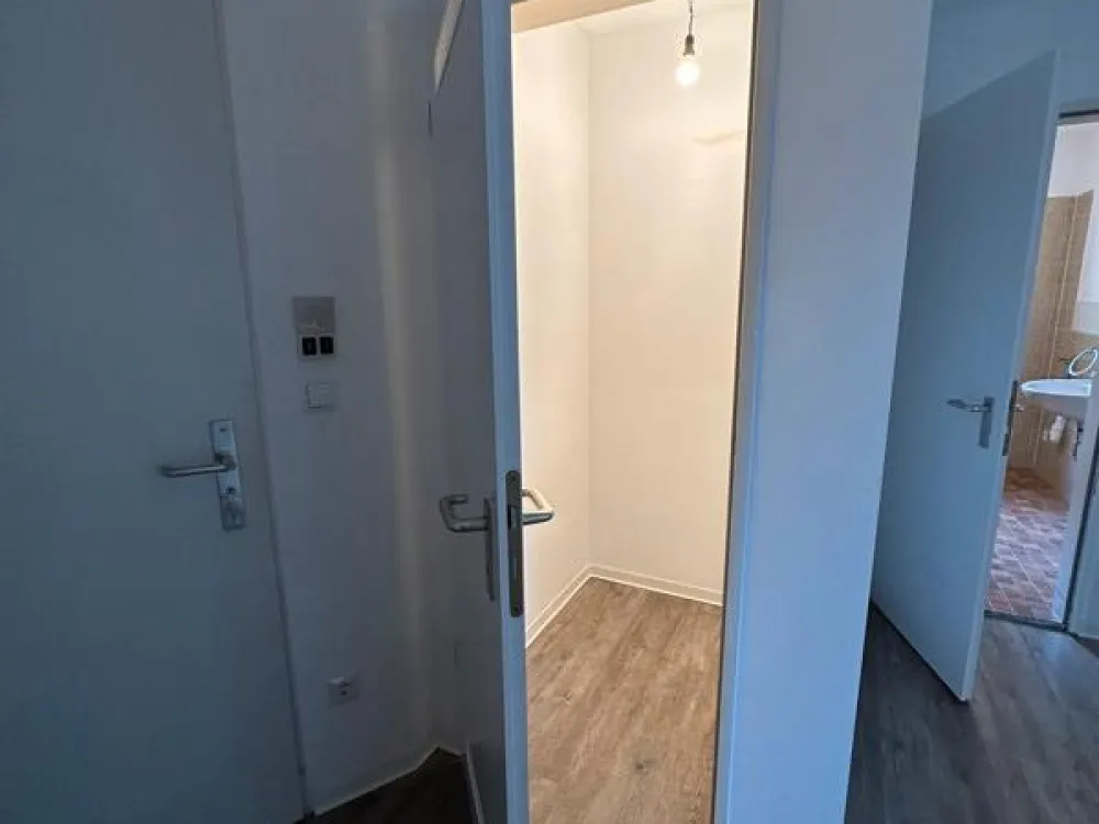 So viele Fenster! 2-Zimmer-Wohnung mit 2 Balkonen