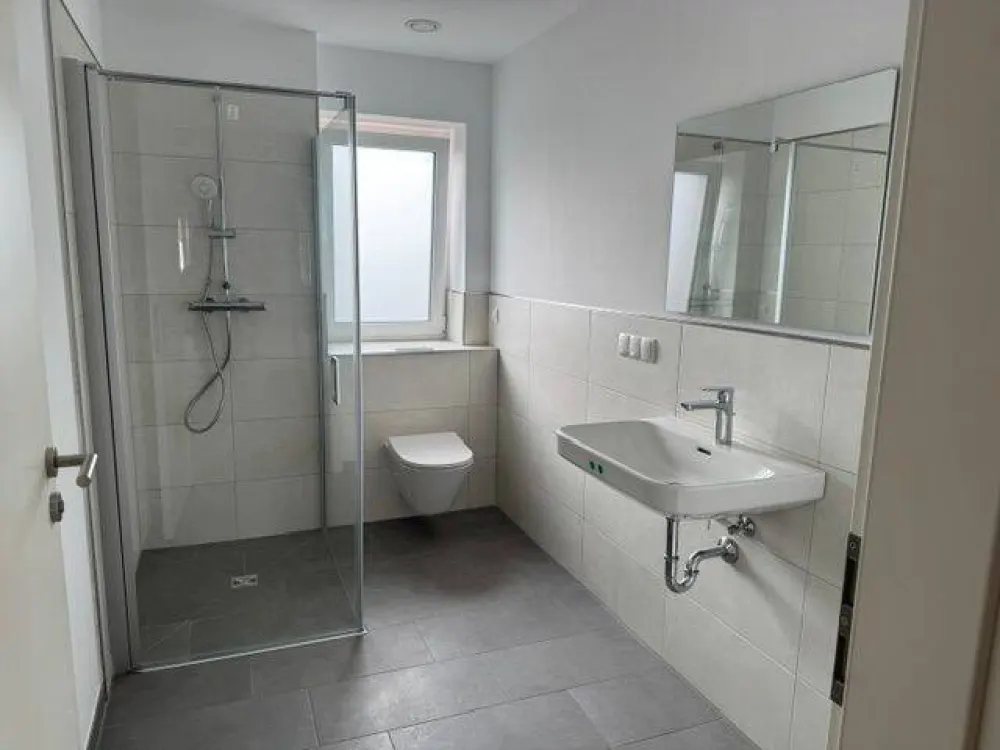 Neubau Moderne 3-Zimmer-DG im KfW 40 hochwertige WG für 2 Personen