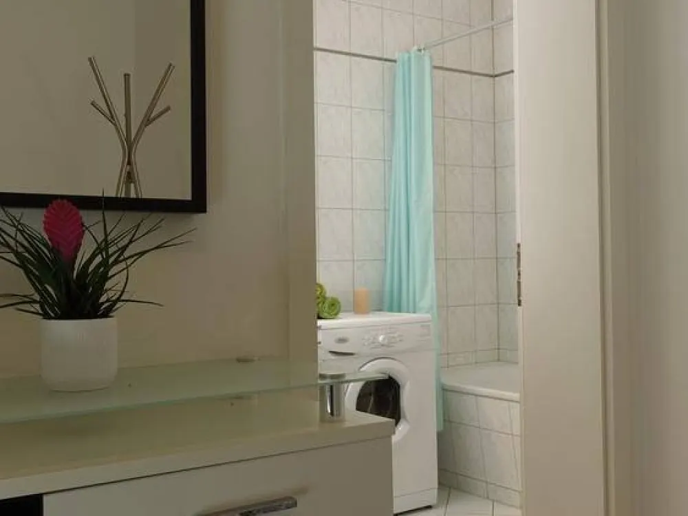 27987 HomeCompany Möbliert/Furnished Dachgeschoss-Wohnung in Leipzig-Schleußig max. 2 Personen