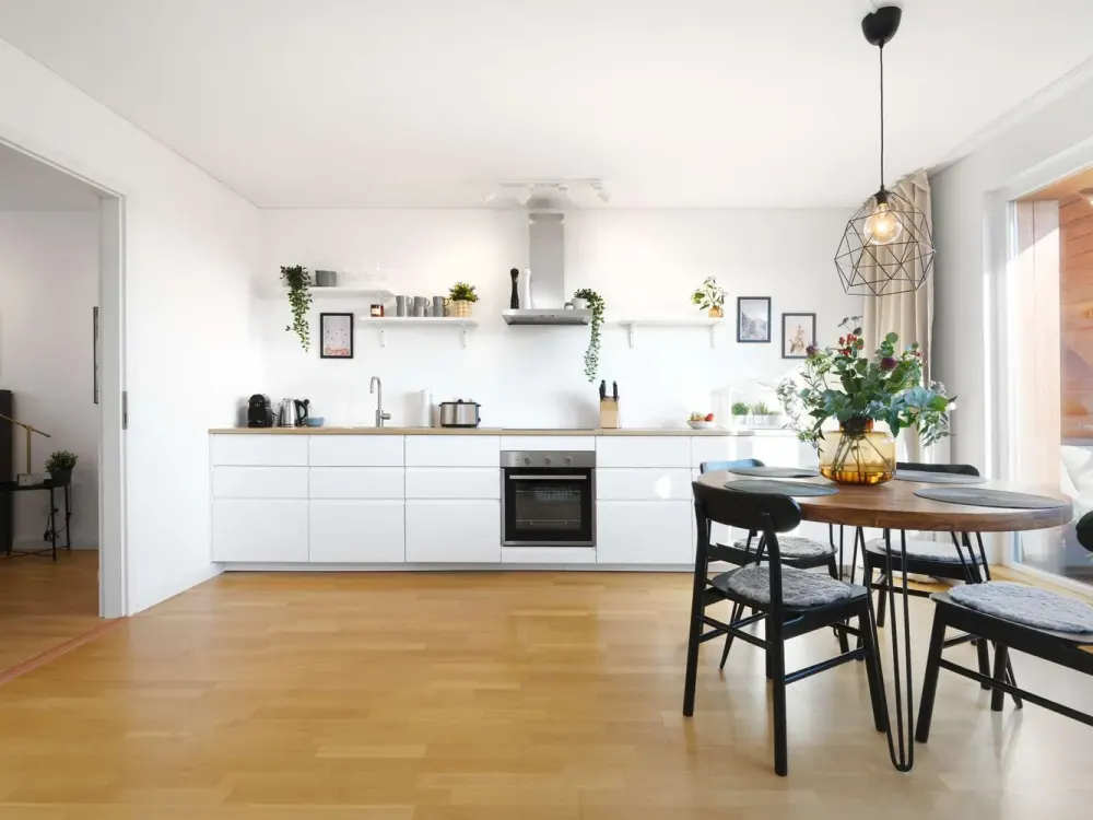 Sunny 3-room top floor flat in a prime location