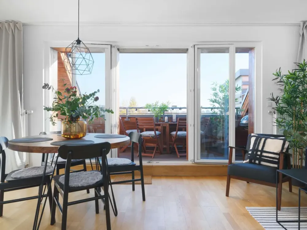 Sunny 3-room top floor flat in a prime location