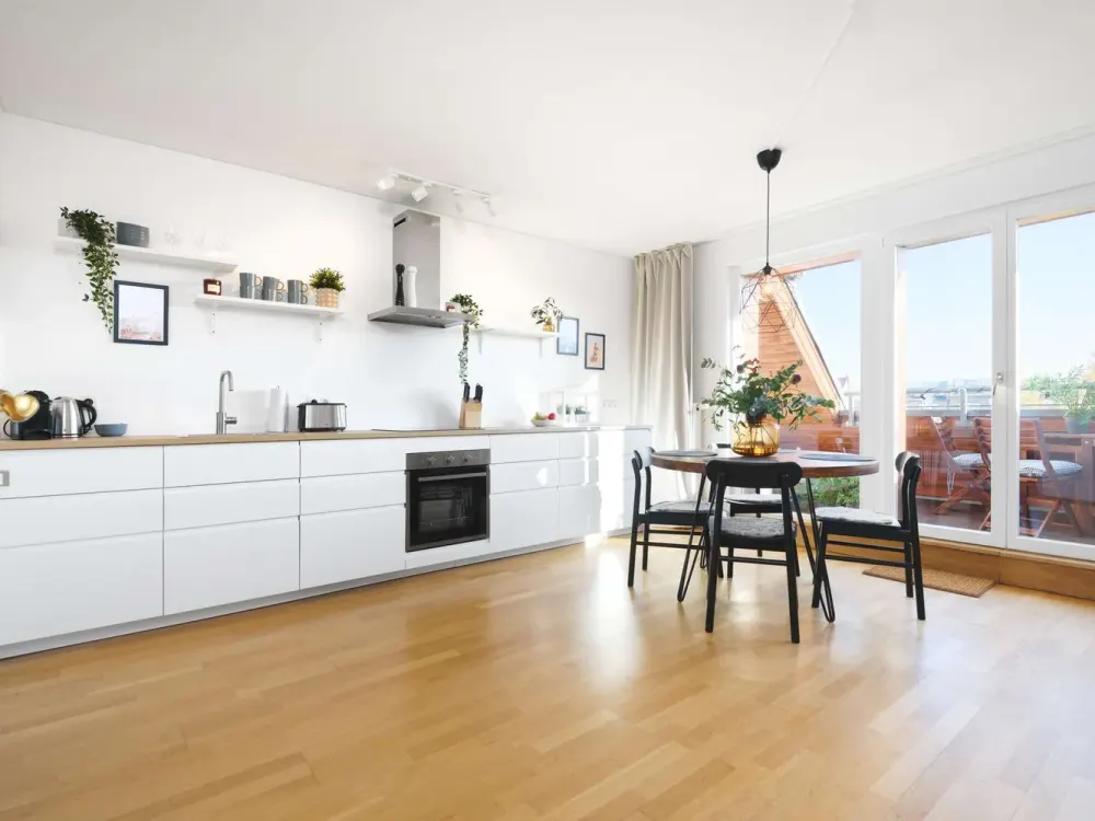 Sunny 3-room top floor flat in a prime location