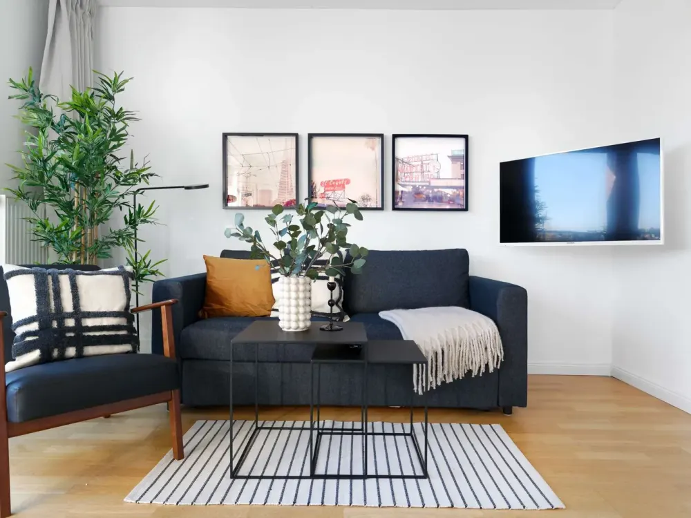 Sunny 3-room top floor flat in a prime location