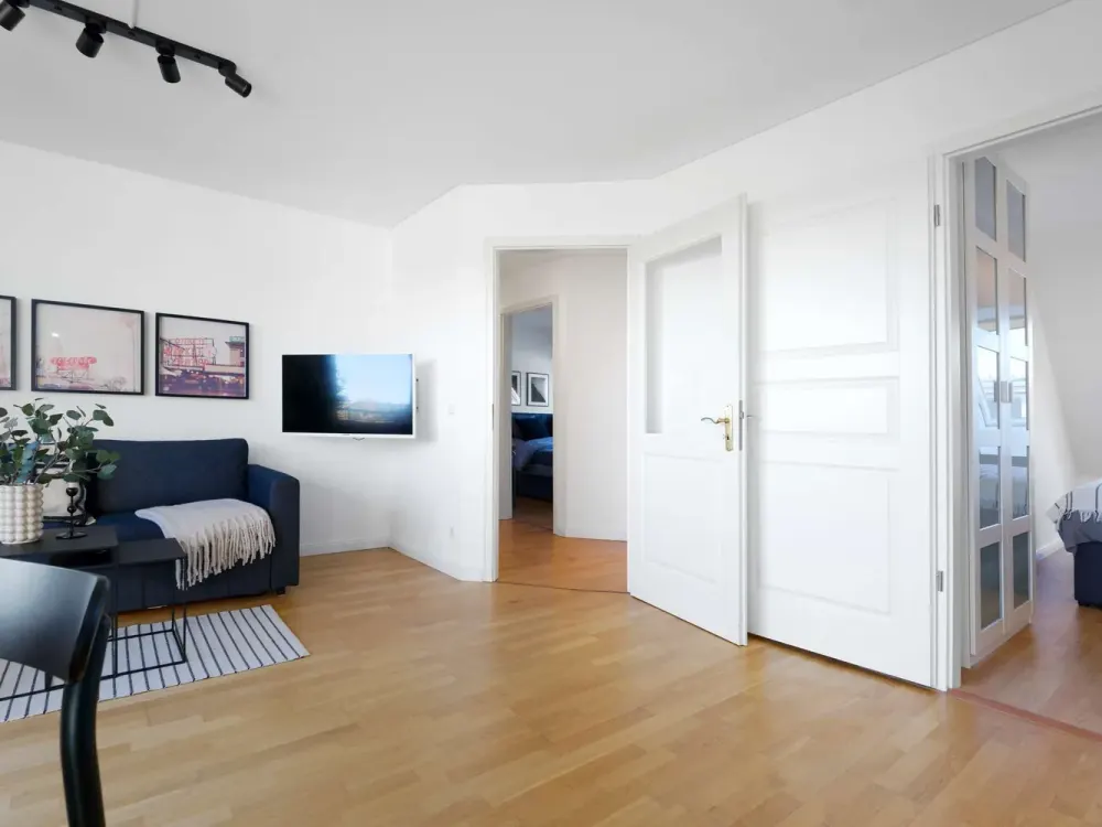 Sunny 3-room top floor flat in a prime location