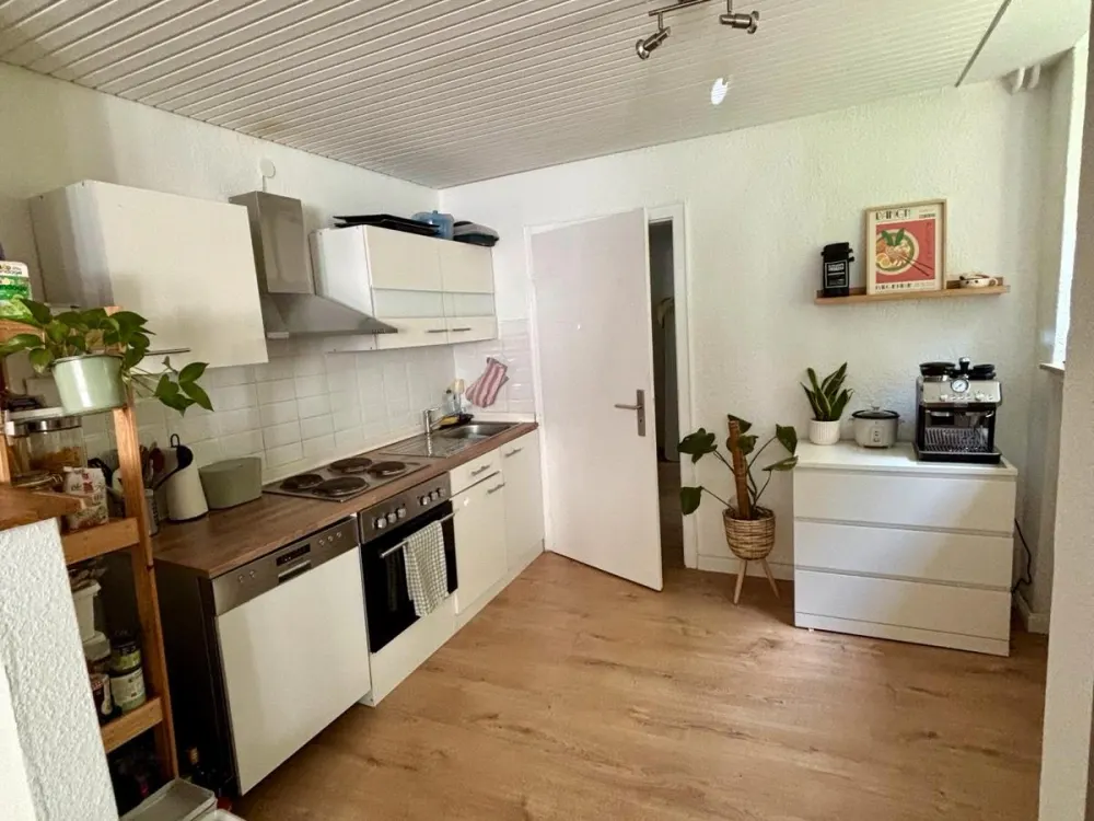 Souterrain-Wohnung mit Einbauküche