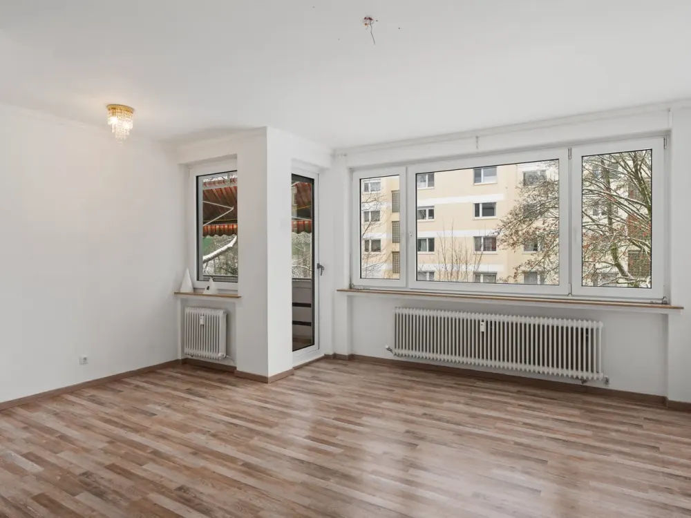 Bremen-Huchting | Charming 3-Room Apartment with Sunny West Balcony