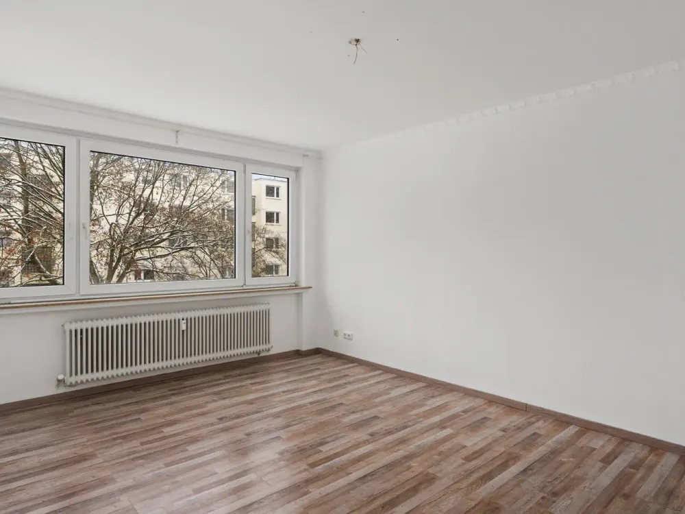 Bremen-Huchting | Charming 3-Room Apartment with Sunny West Balcony