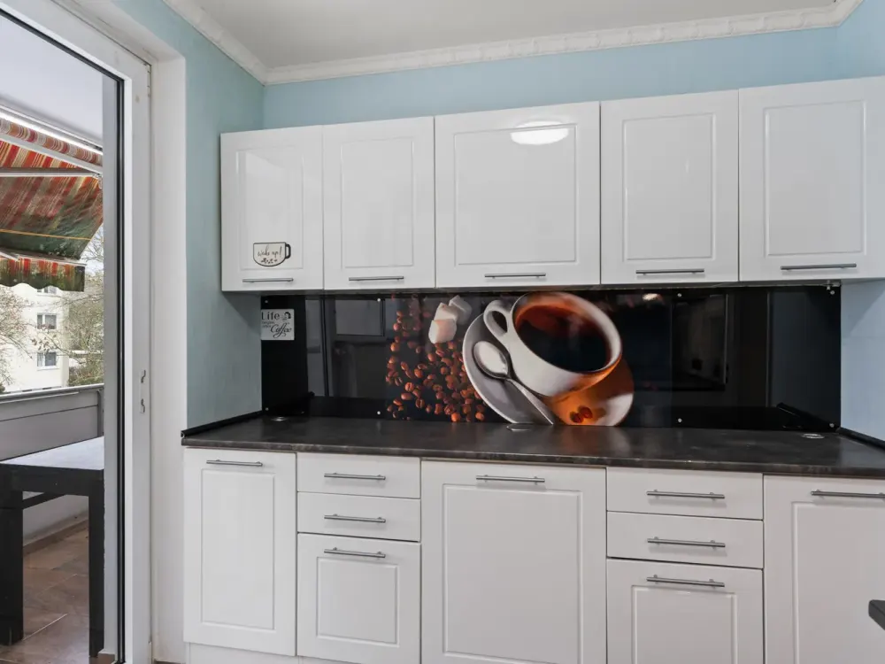 Bremen-Huchting | Charming 3-Room Apartment with Sunny West Balcony