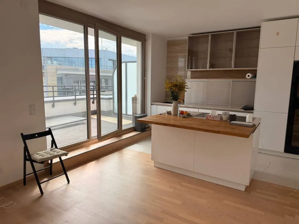 Moderne wohnung mit terrasse