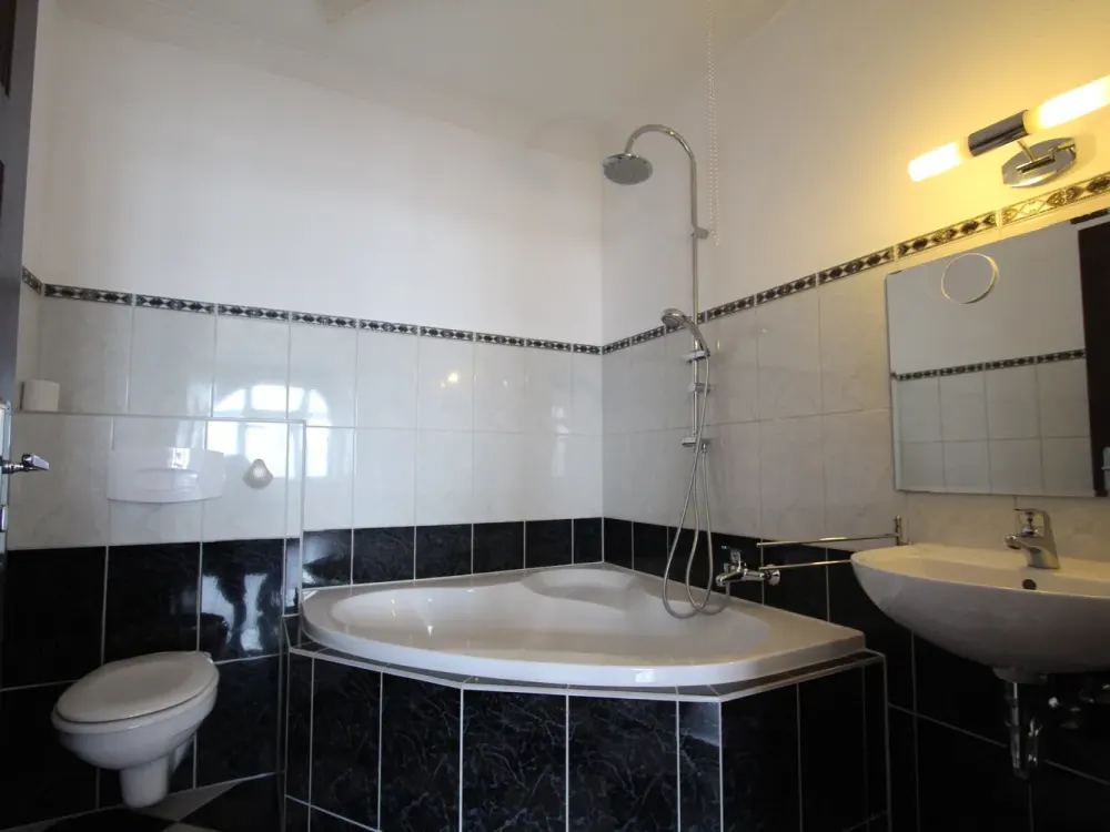 +++3-Raum-Wohnung Hochparterre mit 2 Bädern und Balkon+++