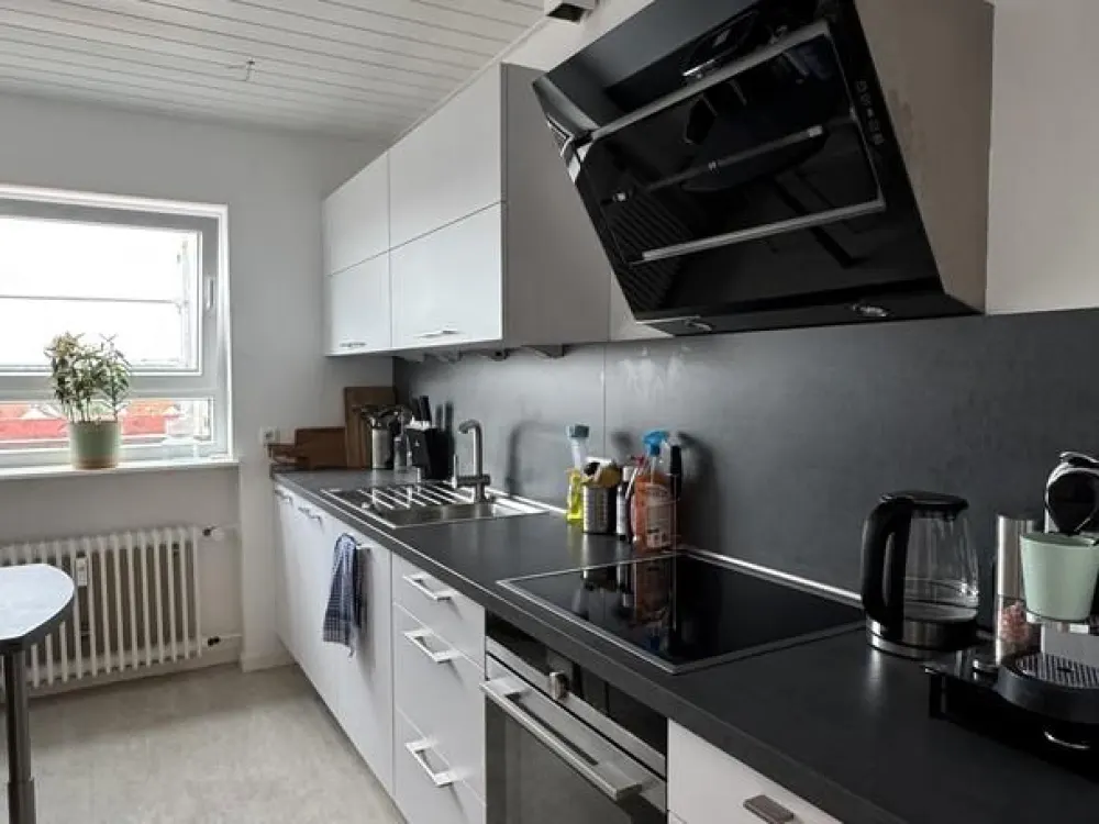 3-Zimmer-Wohnung in Maintal Bischofsheim: Balkon mit Skylineblick, Einbauküche und Garage