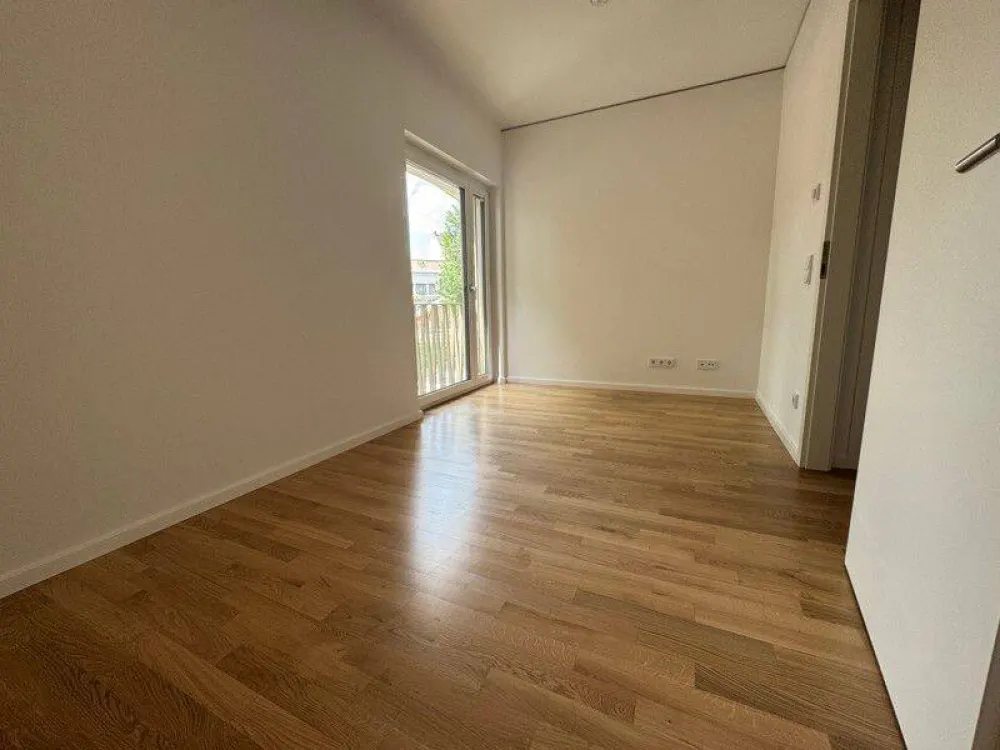 Erstbezug!: 4-Zimmer-Wohnung im Erdgeschoss mit Balkon
