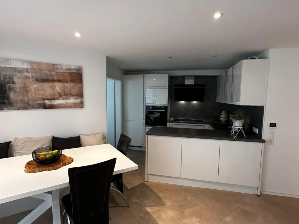 Hochwertige voll möbelierte 2-Zimmer-Wohnung mit Balkon